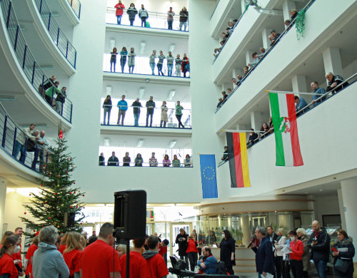 Das Weihnachtskonzert der Helen-Keller - Chöre im Kreishausfoyer war wieder gut besucht. (Foto: OBK)