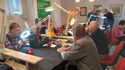 Ehrenamtliches Engagement erfordert fast immer erfolgreiche Teamarbeit, wie hier im Repaircafé Waldbröl der Ehrenamtsinitiative Weitblick des Oberbergischen Kreises. (Foto: OBK)