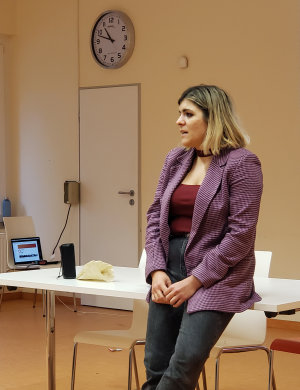 Filmregisseurin Anna Eret war aus Berlin angereist, um ihren Film „To meet Esther“ zu präsentieren und mit den Teilnehmenden zu diskutieren. (Foto: OBK/ Frank Wendel) Filmregisseurin Anna Eret war aus Berlin angereist, um ihren Film „To meet Esther“ zu präsentieren und mit den Teilnehmenden zu diskutieren. (Foto: OBK/ Frank Wendel)