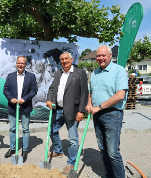 Auch die Gemeinde Engelskirchen beteiligt sich am Projekt Kreismitte zum flächendeckenden Glasfaserausbau (v.l.): Kreisdirektor Klaus Grootens; Stefan Syrek, Gigabitkoordinator des Oberbergischen Kreises Engelskirchen und der Bürgermeister der Gemeinde Engelskirchen Dr. Gero Karthaus. (Foto: OBK) Auch die Gemeinde Engelskirchen beteiligt sich am Projekt Kreismitte zum flächendeckenden Glasfaserausbau (v.l.): Kreisdirektor Klaus Grootens; Stefan Syrek, Gigabitkoordinator des Oberbergischen Kreises Engelskirchen und der Bürgermeister der Gemeinde Engelskirchen Dr. Gero Karthaus. (Foto: OBK)