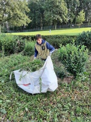 Pfege einer Gartenanlage eines ehrenamtlich geführten Freibades in Engelskirchen. (Foto: OBK)