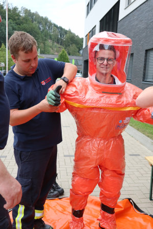 Die angehenden Notfallsanitäterinnen und Notfallsanitäter absolvierten in ihren Schutzanzügen einen schweißtreibenden Übungseinsatz. (Foto: OBK)