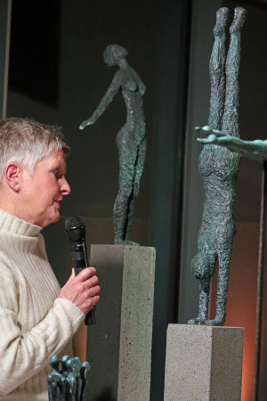 Preisträgerin Ute Hölscher stellte dem Publikum ihre Bronzeplastiken vor, mit dem zentralen Thema "Mensch". (Foto: OBK) Preisträgerin Ute Hölscher stellte dem Publikum ihre Bronzeplastiken vor, mit dem zentralen Thema "Mensch". (Foto: OBK)