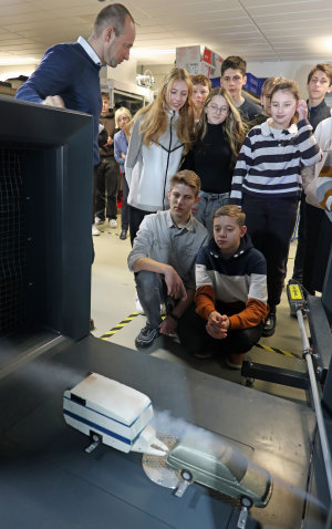 Die Experimente im Windkanal fanden die ukrainischen Schülerinnen und Schüler besonders spannend. (Foto: OBK) Die Experimente im Windkanal fanden die ukrainischen Schülerinnen und Schüler besonders spannend. (Foto: OBK)