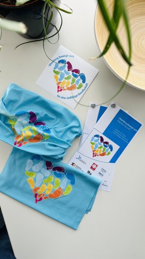 Mit Infomaterial und Tüchern, Aufklebern und Ansteckern wirbt die Initiative "Oberberg bewegt sich" für eine vielfältige Gesellschaft. (Foto: OBK) Mit Infomaterial und Tüchern, Aufklebern und Ansteckern wirbt die Initiative "Oberberg bewegt sich" für eine vielfältige Gesellschaft. (Foto: OBK)