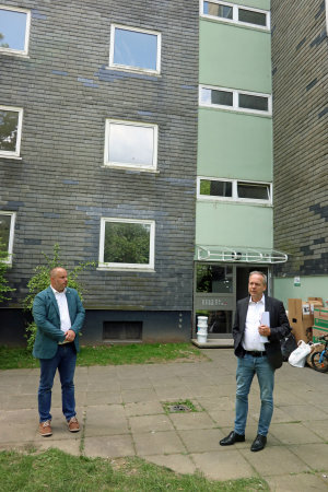 Kreisdirektor Klaus Grootens (r.) und der Bürgermeister der Stadt Bergneustadt Matthias Thul (l.) waren bei der Räumung des Mehrfamilienhauses vor Ort. (Foto: OBK) Kreisdirektor Klaus Grootens (r.) und der Bürgermeister der Stadt Bergneustadt Matthias Thul (l.) waren bei der Räumung des Mehrfamilienhauses vor Ort. (Foto: OBK)