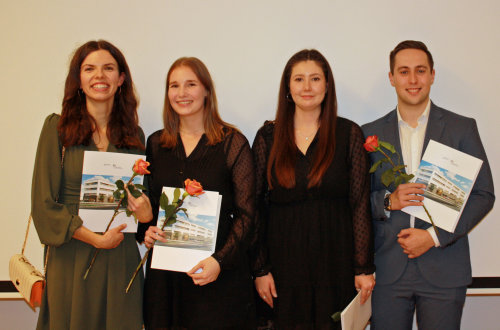 Freuen sich über ihren erfolgreichen Notfallsanitäter-Abschluss in der Jahrgangsklasse 11/2020 (v.l.): Luisa Haupt, Maike Friederichs, Clara Krolewski und Tim Sommer. (Foto: OBK) Freuen sich über ihren erfolgreichen Notfallsanitäter-Abschluss in der Jahrgangsklasse 11/2020 (v.l.): Luisa Haupt, Maike Friederichs, Clara Krolewski und Tim Sommer. (Foto: OBK)
