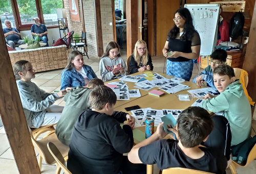 Intensiver Deutsch-Unterricht durch die Flüchtlingshilfe Radevormwald für die neu zugewanderten Kinder und Jugendlichen zur Vorbereitung auf die "Segelschule". (Foto: OBK) Intensiver Deutsch-Unterricht durch die Flüchtlingshilfe Radevormwald für die neu zugewanderten Kinder und Jugendlichen zur Vorbereitung auf die "Segelschule". (Foto: OBK)