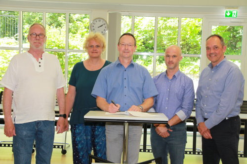 Thomas Hein (Fachbereichsleiter Jugend, Familie und Soziales der Stadt Gummersbach), Andrea Stawinski, Fachbereichsleiterin Jugend und Soziales der Stadt Wiehl, Stefan Heße (Amtsleiter Kreisjugendamt), Marius Marondel (Fachbereichsleiter Ordnung und Soziales Stadt Wipperfürth) und Jörn Ferner (Amtsleiter Amt für Jugend, Schule, Schulen, Kultur und Sport der Stadt Radevormwald) bei der Unterzeichnung des Kooperationsvertrags. (Foto: OBK) Thomas Hein (Fachbereichsleiter Jugend, Familie und Soziales der Stadt Gummersbach), Andrea Stawinski, Fachbereichsleiterin Jugend und Soziales der Stadt Wiehl, Stefan Heße (Amtsleiter Kreisjugendamt), Marius Marondel (Fachbereichsleiter Ordnung und Soziales Stadt Wipperfürth) und Jörn Ferner (Amtsleiter Amt für Jugend, Schule, Schulen, Kultur und Sport der Stadt Radevormwald) bei der Unterzeichnung des Kooperationsvertrags. (Foto: OBK)