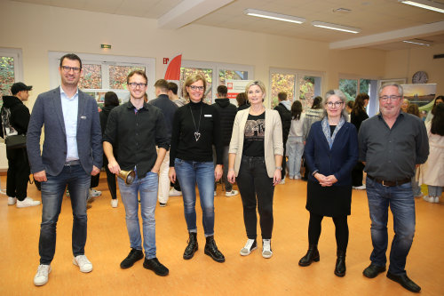 Um junge Menschen für freiwillige Aktivitäten zu gewinnen, hat das Dietrich-Bonhoeffer-Gymnasium Wiehl (DGB) mit der Fachstelle bürgerschaftliches Engagement und Ehrenamt und der Ehrenamtsinitiative Weitblick des Oberbergischen Kreises sowie der Stadt Wiehl zusammengearbeitet (v. l.): .): Tim Vogel, Fachbereichsleiter Schule der Stadt Wiehl; Christian Wittershagen, Lehrer am DGB Wiehl; Corinna Kawczyk, Ansprechpartnerin Ehrenamt der Stadt Wiehl; Britta Stephan, stellv. Schulleiterin DGB Wiehl; Sylvia Asmussen, Fachstelle für bürgerschaftliches Engagement und Ehrenamt des Oberbergischen Kreises und Weitblick-Lotse Otto Schütz, Wiehl. (Foto: Stadt Wiehl/ Christian Melzer) Um junge Menschen für freiwillige Aktivitäten zu gewinnen, hat das Dietrich-Bonhoeffer-Gymnasium Wiehl (DGB) mit der Fachstelle bürgerschaftliches Engagement und Ehrenamt und der Ehrenamtsinitiative Weitblick des Oberbergischen Kreises sowie der Stadt Wiehl zusammengearbeitet (v. l.): .): Tim Vogel, Fachbereichsleiter Schule der Stadt Wiehl; Christian Wittershagen, Lehrer am DGB Wiehl; Corinna Kawczyk, Ansprechpartnerin Ehrenamt der Stadt Wiehl; Britta Stephan, stellv. Schulleiterin DGB Wiehl; Sylvia Asmussen, Fachstelle für bürgerschaftliches Engagement und Ehrenamt des Oberbergischen Kreises und Weitblick-Lotse Otto Schütz, Wiehl. (Foto: Stadt Wiehl/ Christian Melzer)