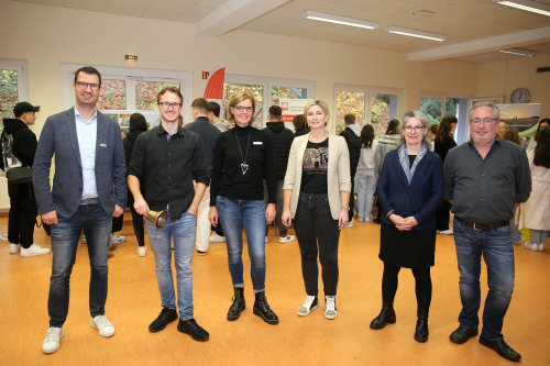 Um junge Menschen für freiwillige Aktivitäten zu gewinnen, hat das Dietrich-Bonhoeffer-Gymnasium Wiehl (DGB) mit der Fachstelle bürgerschaftliches Engagement und Ehrenamt und der Ehrenamtsinitiative Weitblick des Oberbergischen Kreises sowie der Stadt Wiehl zusammengearbeitet (v. l.): .): Tim Vogel, Fachbereichsleiter Schule der Stadt Wiehl; Christian Wittershagen, Lehrer am DGB Wiehl; Corinna Kawczyk, Ansprechpartnerin Ehrenamt der Stadt Wiehl; Britta Stephan, stellv. Schulleiterin DGB Wiehl; Sylvia Asmussen, Fachstelle für bürgerschaftliches Engagement und Ehrenamt des Oberbergischen Kreises und Weitblick-Lotse Otto Schütz, Wiehl. (Foto: Stadt Wiehl/ Christian Melzer)