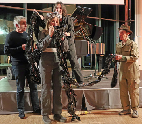 Das Theaterprojekt "Wir sind Faust!" wirft Fragen auf: Sind wir Schöpfer oder Opfer? Tragen wir Verantwortung? Sind wir uns dessen bewußt? (Foto : OBK) Das Theaterprojekt "Wir sind Faust!" wirft Fragen auf: Sind wir Schöpfer oder Opfer? Tragen wir Verantwortung? Sind wir uns dessen bewußt? (Foto : OBK)