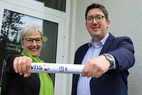 Der symbolische Stabwechsel bei der Kreisvolkshochschule: Renée Scheer übergibt die Leitung der VHS Oberberg an Michael Beiderwellen. (Foto: OBK)