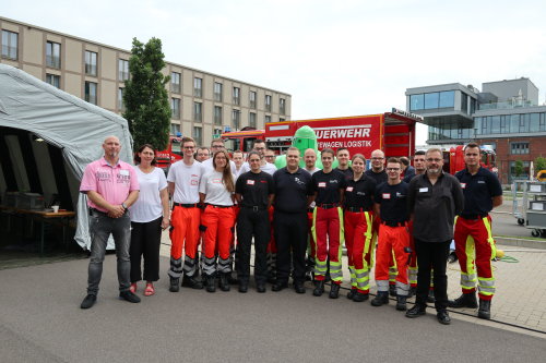 Großes Engagement am Aktionstag Dekontamination der AGewiS/ Rettungsfachschule (v.l.): Björn Koch; Kurskoordinator der Desinfektorenschule; Anja Henk-Göbel (AGewiS) und Maik Göbel (r.), Leiter Rettungsfachschule mit angehenden Notfallsanitäterinnen und Notfallsanitätern. (Foto: OBK)