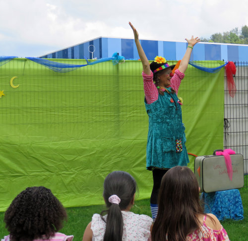 Clownin Lotte (alias Kristina Mohr Saxofool) verbreitete gute Laune auf dem Sommerfest des KI. (Foto: OBK)