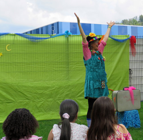Clownin Lotte (alias Kristina Mohr Saxofool) verbreitete gute Laune auf dem Sommerfest des KI. (Foto: OBK) Clownin Lotte (alias Kristina Mohr Saxofool) verbreitete gute Laune auf dem Sommerfest des KI. (Foto: OBK)