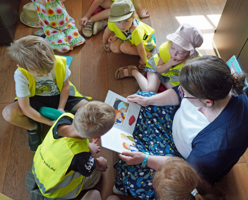 Während des fachlichen Austauschs gab es für die Kita- und Grundschulkinder mehrere (Vor-)Lese - Angebote, die begeistert angenommen wurden. (Foto: OBK) Während des fachlichen Austauschs gab es für die Kita- und Grundschulkinder mehrere (Vor-)Lese - Angebote, die begeistert angenommen wurden. (Foto: OBK)