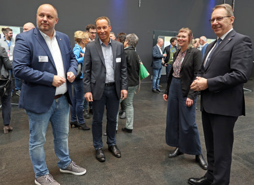 Gemeinsamer Austausch bei der Auftaktveranstaltung zum Klimawandelanpassungskonzept für den Oberbergischen Kreis (v.r.): Landrat Jochen Hagt; Saskia Petersen, B.A.U.M. Consult; Umweltdezernent Frank Herhaus und Bürgermeister Matthias Thul. (Foto: OBK) Gemeinsamer Austausch bei der Auftaktveranstaltung zum Klimawandelanpassungskonzept für den Oberbergischen Kreis (v.r.): Landrat Jochen Hagt; Saskia Petersen, B.A.U.M. Consult; Umweltdezernent Frank Herhaus und Bürgermeister Matthias Thul. (Foto: OBK)