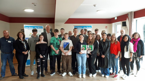 Die Engelskirchener Schülerinnen und Schüler erhielten Sozialführerscheine für ihre erfolgreiche Teilnahme am Projekt der Ehrenamtsinitiative Weitblick des Oberbergischen Kreises. (Foto: OBK)