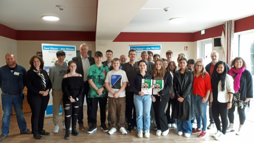 Die Engelskirchener Schülerinnen und Schüler erhielten Sozialführerscheine für ihre erfolgreiche Teilnahme am Projekt der Ehrenamtsinitiative Weitblick des Oberbergischen Kreises. (Foto: OBK) Die Engelskirchener Schülerinnen und Schüler erhielten Sozialführerscheine für ihre erfolgreiche Teilnahme am Projekt der Ehrenamtsinitiative Weitblick des Oberbergischen Kreises. (Foto: OBK)