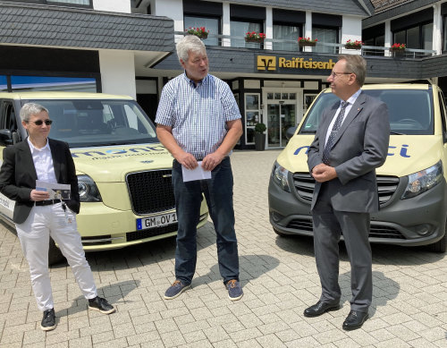 Freude in Nümbrecht über die Erweiterung des Service-Angebots von monti im neuen Bediengebiet (v. r.): Landrat Jochen Hagt, Bürgermeister Hilko Redenius und OVAG-Geschäftsführerin Corinna Güllner. (Foto: OBK) Freude in Nümbrecht über die Erweiterung des Service-Angebots von monti im neuen Bediengebiet (v. r.): Landrat Jochen Hagt, Bürgermeister Hilko Redenius und OVAG-Geschäftsführerin Corinna Güllner. (Foto: OBK)