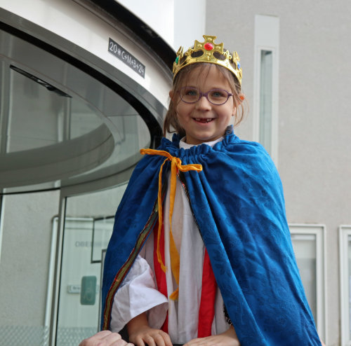 Johanna brachte den Segensspruch über dem Haupteingang des Kreishauses an. (Foto: OBK)