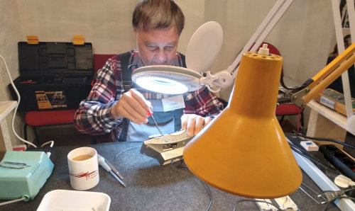 Die Mitarbeitenden im Team des Repaircafés Waldbröl helfen gerne, um defekte Geräte wieder nutzen zu können. (Foto: OBK) Die Mitarbeitenden im Team des Repaircafés Waldbröl helfen gerne, um defekte Geräte wieder nutzen zu können. (Foto: OBK)
