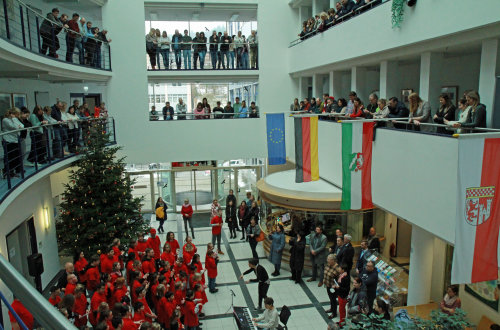 Viel Applaus begleitete den Auftritt der Chöre der Helen-Keller-Schule im Kreishausfoyer. (Foto: OBK)