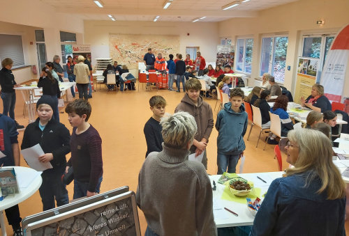 Beim Speed-Dating im DGB Wiehl haben rund 100 Schülerinnen und Schüler oberbergische Einrichtungen kennengelernt, die sich bürgerschaftlich engagieren. (Foto: OBK) Beim Speed-Dating im DGB Wiehl haben rund 100 Schülerinnen und Schüler oberbergische Einrichtungen kennengelernt, die sich bürgerschaftlich engagieren. (Foto: OBK)