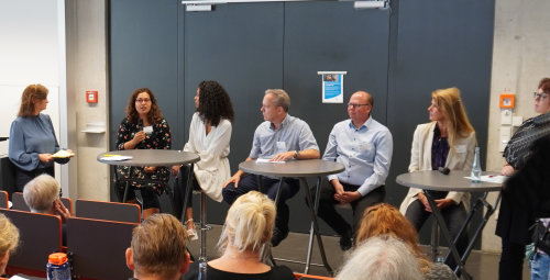 In der Podiumsdiskussion wurde das Thema Cybermobbing von mehreren Seiten beleuchtet: (v.l.) Moderatorin Alex Pesch, Franziska Halbe, Lijana Kaggwa, Kreisdirektor Klaus Grootens, Dekan Dr. Christian Kohls, Sozialpsychologin Dr. Catarina Katzer und Schulleiterin Kirsten Wallbaum. (Foto: OBK)