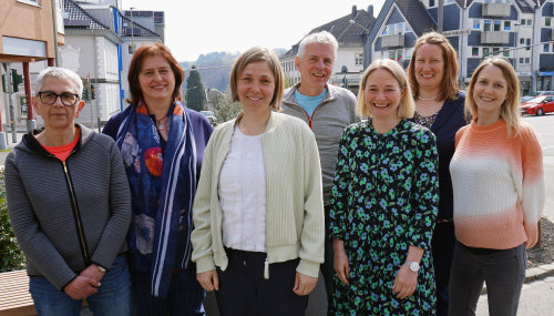 Das Team des Schulpsychologischen Dienstes des Oberbergischen Kreis: (v. l.) Claudia Parussel, Marianne Haupt, Dr. Katja Schwartz, Bernd Christ, Lea Büter, Kirsten Ritterswürden, Lena Moerders (außerdem Patricia Aengenvoort). (Foto: OBK) Das Team des Schulpsychologischen Dienstes des Oberbergischen Kreis: (v. l.) Claudia Parussel, Marianne Haupt, Dr. Katja Schwartz, Bernd Christ, Lea Büter, Kirsten Ritterswürden, Lena Moerders (außerdem Patricia Aengenvoort). (Foto: OBK)