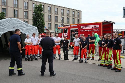 Die Auszubildenden erhielten zum Übungseinsatz am Dekontaminationsplatz eine intensive Einweisung. (Foto: OBK)