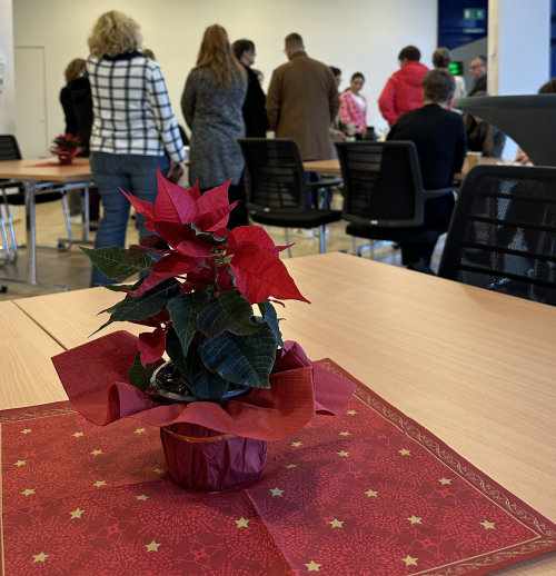 Die Mitarbeiterinnen und Mitarbeiter sowie einige Besucherinnen und Besucher des Kreishauses nahmen das kulinarische Angebot gerne an.(Foto: OBK)