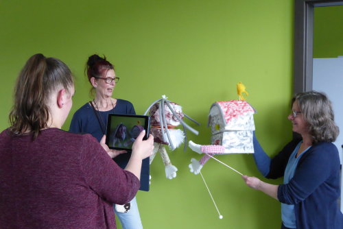 Die Teilnehmerinnen produzierten kindgerechte Videos mit ihren selbst gefertigten Klappmaulpuppen. (Foto: OBK) Die Teilnehmerinnen produzierten kindgerechte Videos mit ihren selbst gefertigten Klappmaulpuppen. (Foto: OBK)