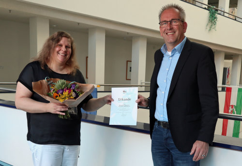 Rüdiger Brinkmann überreicht Chistiane Kermmerich die Urkunde für 25 Jahre beim OBK. (Foto: OBK)
