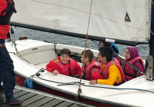 Anlegemanöver der Sprachlerngruppe: beim Segeltörn der Flüchtlingshilfe Radevormwald erweiterten die neu zugewanderten Schülerinnen und Schüler ihre Deutschkenntnisse. (Foto: OBK)