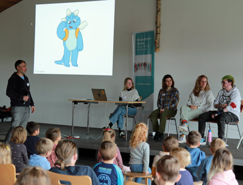 Der Dozent der ecosign-Akademie, Leo Leowald, stellte die Geschichten und Figuren der Studierenden der Projektgruppe vor (v.l.n.r.): Linda Glaser; Emilia Senotroussova, Sarah Brunßen und Colin Biltgen. (Foto: OBK) Der Dozent der ecosign-Akademie, Leo Leowald, stellte die Geschichten und Figuren der Studierenden der Projektgruppe vor (v.l.n.r.): Linda Glaser; Emilia Senotroussova, Sarah Brunßen und Colin Biltgen. (Foto: OBK)