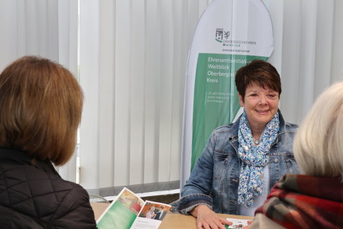 Weitblick-Lotsin Carmen Jauch freut sich auf Interessenten, die ehrenamtlich für die Nachbarschaftshilfe in Gummersbach tätig werden möchten. (Foto: OBK) Weitblick-Lotsin Carmen Jauch freut sich auf Interessenten, die ehrenamtlich für die Nachbarschaftshilfe in Gummersbach tätig werden möchten. (Foto: OBK)