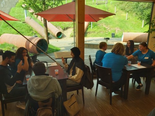 Schulung von Geflüchteten zum Thema Mülltrennung in Flüchtlingseinrichtungen in Lindlar. (Foto: OBK) Schulung von Geflüchteten zum Thema Mülltrennung in Flüchtlingseinrichtungen in Lindlar. (Foto: OBK)