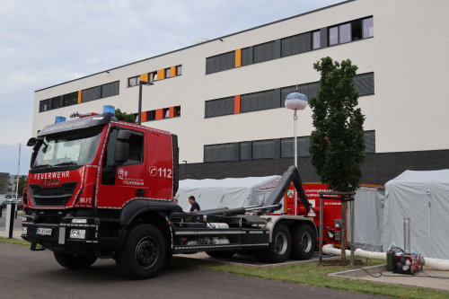 Der "Verletzten-Dekontaminationsplatz NRW" vor dem AGewiS-Gebäude mit Trägerfahrzeug und Technikraum. (Foto: OBK)