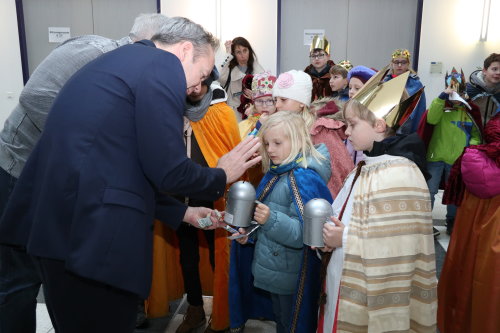 Auch aus dem Kreishaus gab es Geldspenden für die Hilfsaktion der Sternsinger. (Foto: OBK)