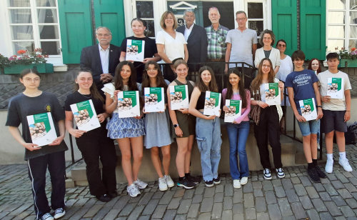 13 Schülerinnen und Schüler des Theodor-Heuss-Gymnasiums und der Sekundarschule Radevormwald wurden mit Sozialführerscheinen der Ehrenamtsinitiative Weitblick des Oberbergischen Kreises für ihr Engagement ausgezeichnet. (Foto: OBK)