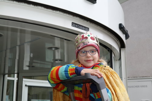Sternsingerin Johanna von der St. Franziskusgemeinde Gummersbach hat Segenswünsche für Besucherinnen und Besucher und Mitarbeitende der Kreisverwaltung überbracht. (Foto: OBK) Sternsingerin Johanna von der St. Franziskusgemeinde Gummersbach hat Segenswünsche für Besucherinnen und Besucher und Mitarbeitende der Kreisverwaltung überbracht. (Foto: OBK)