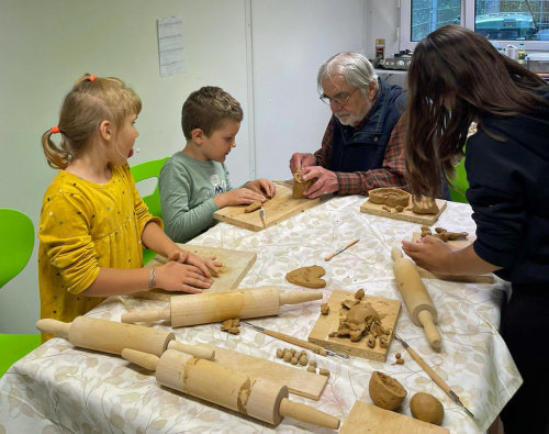Unter fachkundiger Anleitung entstanden kleine Kunstwerke für eine gemeinsame Ausstellung. (Foto: OBK) Unter fachkundiger Anleitung entstanden kleine Kunstwerke für eine gemeinsame Ausstellung. (Foto: OBK)