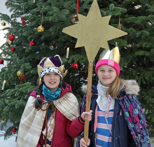 Alexa und Malena engagieren sind gerne ehrenamtlich als Sternsinger. (Foto: OBK)