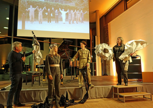 "Wir sind Faust!" ist ein Open-Air-Theaterprojekt. Die Preisträger inszenierten auf Schloss Homburg eine Szene, um zu verdeutlichen, wie das Publikum bei den Faustschen Themen Verführung, Freiheit und Verantwortung einbezogen wird. (Foto: OBK) "Wir sind Faust!" ist ein Open-Air-Theaterprojekt. Die Preisträger inszenierten auf Schloss Homburg eine Szene, um zu verdeutlichen, wie das Publikum bei den Faustschen Themen Verführung, Freiheit und Verantwortung einbezogen wird. (Foto: OBK)