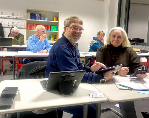 Im Digitalkurs der Ehrenamtsinitiative Weitblick in Engelskirchen hilft Gerhard Hermann im Umgang mit PC, Tablet und Handy. (Foto: OBK)
