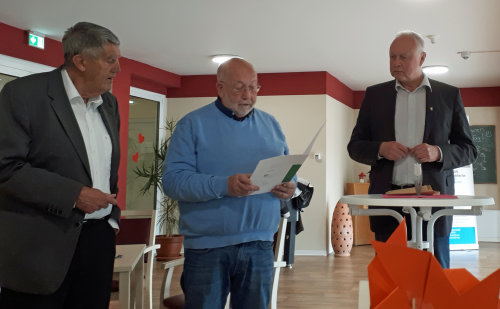 Feierliche Verleihung der Zertifikate (v.l.): Der stellvertretende Landrat Prof. Dr. Friedrich Wilke, Weitblick-Standortlotse Hans-Willi Rudloff und Engelskirchens Bürgermeister Dr. Gero Karthaus zeichneten die Jugendlichen für soziales Engagement aus. (Foto: OBK) Feierliche Verleihung der Zertifikate (v.l.): Der stellvertretende Landrat Prof. Dr. Friedrich Wilke, Weitblick-Standortlotse Hans-Willi Rudloff und Engelskirchens Bürgermeister Dr. Gero Karthaus zeichneten die Jugendlichen für soziales Engagement aus. (Foto: OBK)