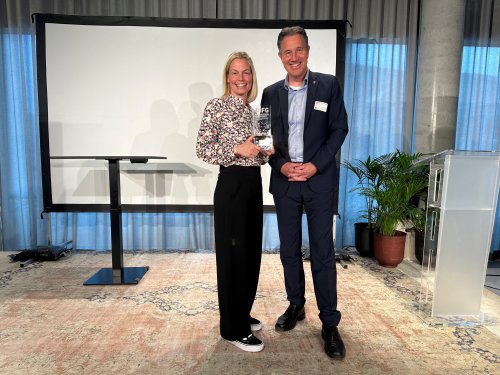 Projektleiterin Dr. Jessica Möltgen und Gesundheitsdezernent Ralf Schmallenbach nahmen den Preis entgegen. (Foto: OBK) Projektleiterin Dr. Jessica Möltgen und Gesundheitsdezernent Ralf Schmallenbach nahmen den Preis entgegen. (Foto: OBK)