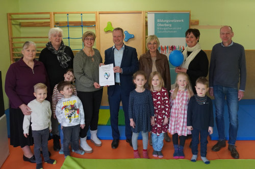 Große Freude in der Marie-Juchacz-Kindertagesstätte in Waldbröl, nachdem Peter Lenz (AggerEnergie) den Gutschein an die pädagogische Fachkraft und Organisatorin der Vorleseaktion Birgit Richter übergeben hat - begleitet von Anke Koester, Leiterin des Amtes für Schule und Bildung (M.), Vera Zielberg (r.), AggerEnergie und Norbert Fischer, Bildungsbüro Oberberg. Die beiden Vorleserinnen (l.) wollen die Heißluftballonfahrt gemeinsam unternehmen. (Foto: OBK) Große Freude in der Marie-Juchacz-Kindertagesstätte in Waldbröl, nachdem Peter Lenz (AggerEnergie) den Gutschein an die pädagogische Fachkraft und Organisatorin der Vorleseaktion Birgit Richter übergeben hat - begleitet von Anke Koester, Leiterin des Amtes für Schule und Bildung (M.), Vera Zielberg (r.), AggerEnergie und Norbert Fischer, Bildungsbüro Oberberg. Die beiden Vorleserinnen (l.) wollen die Heißluftballonfahrt gemeinsam unternehmen. (Foto: OBK)
